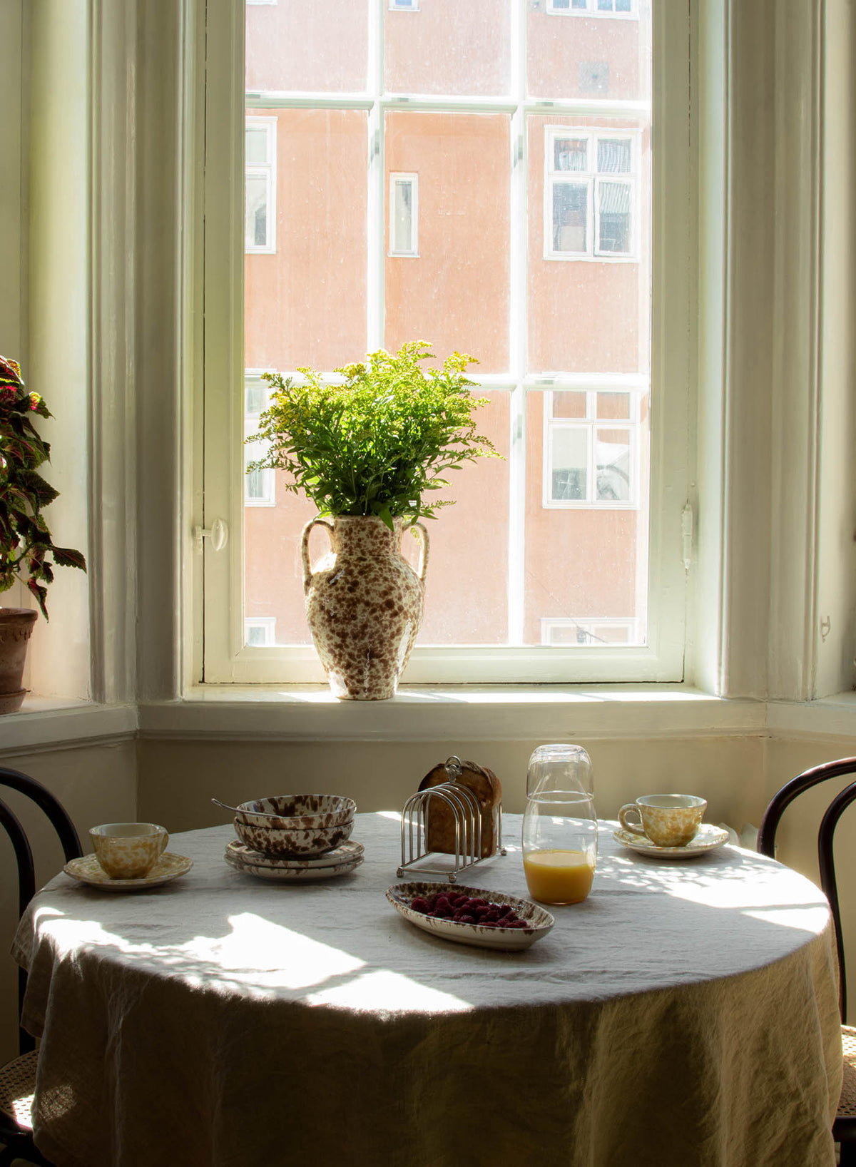 Frukost vid fönstret