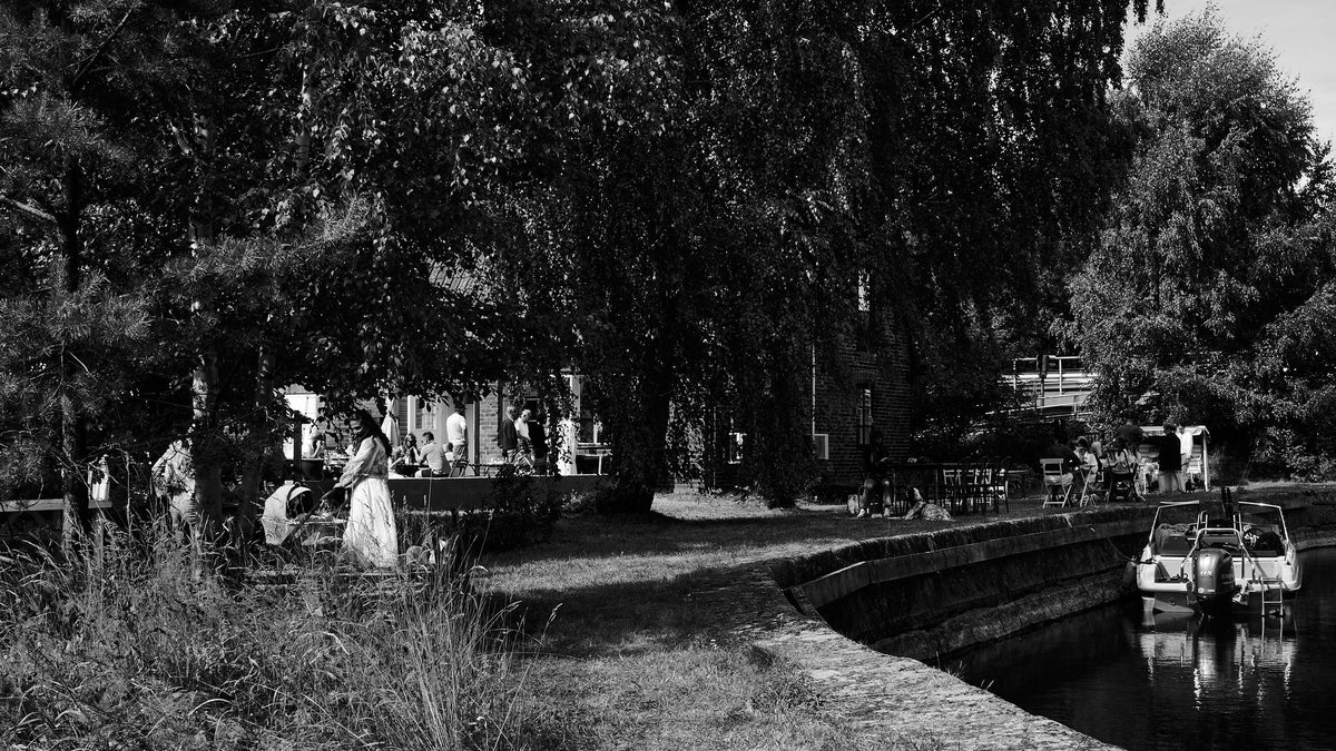 The lock along the Strömsholm Canal with the café in the background