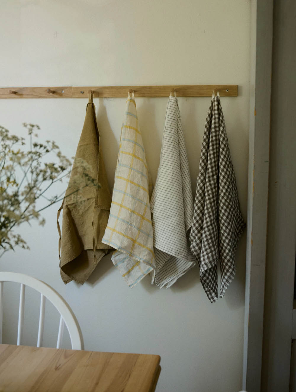 Linne-handdukar från Linge Particulier hängandes på krokar