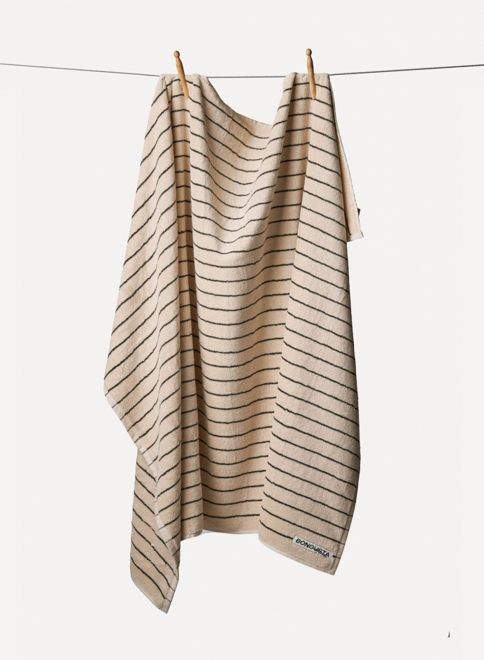 Bath Towel Creme & Ink Stripe i gruppen DETALJER / TEXTIL / BADRUMSTEXTILIER hos Tambur Store AB (BONBON12006)