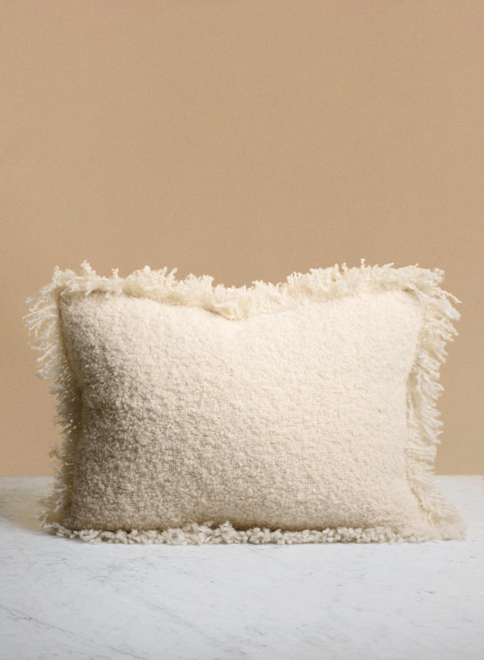 Prydnadskudde Fransad Ivory i gruppen Detaljer / Textil / Prydnadskuddar hos Tambur Store AB (CAPIVC65x45)