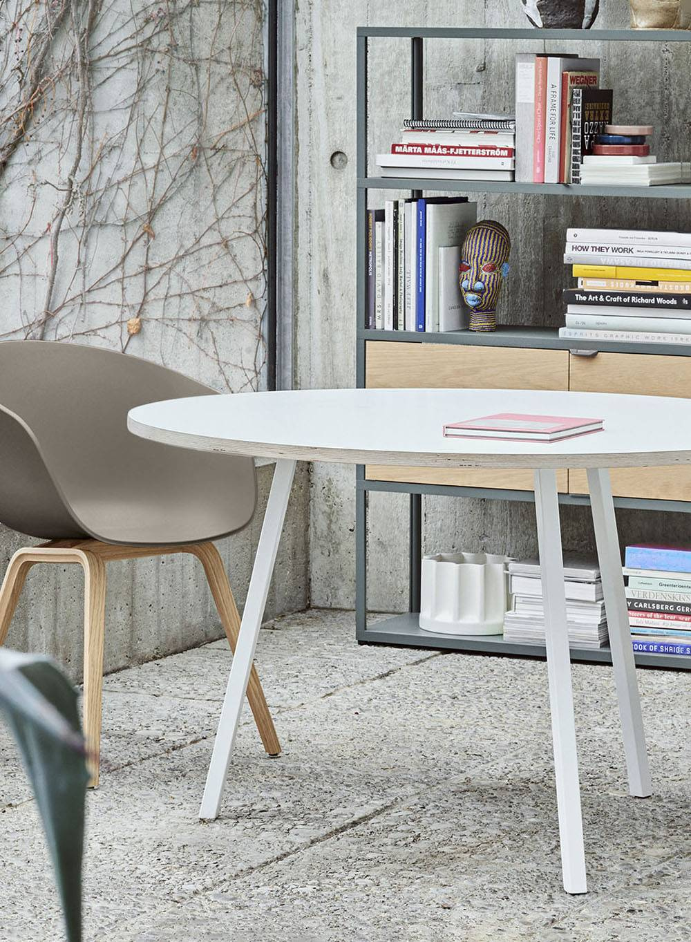 Loop Stand Round Table White