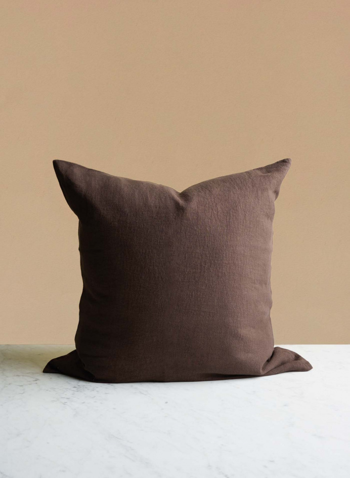 Linnekudde Dark Brown i gruppen Detaljer / Textil / Prydnadskuddar hos Tambur Store AB (LNGBACC0311)