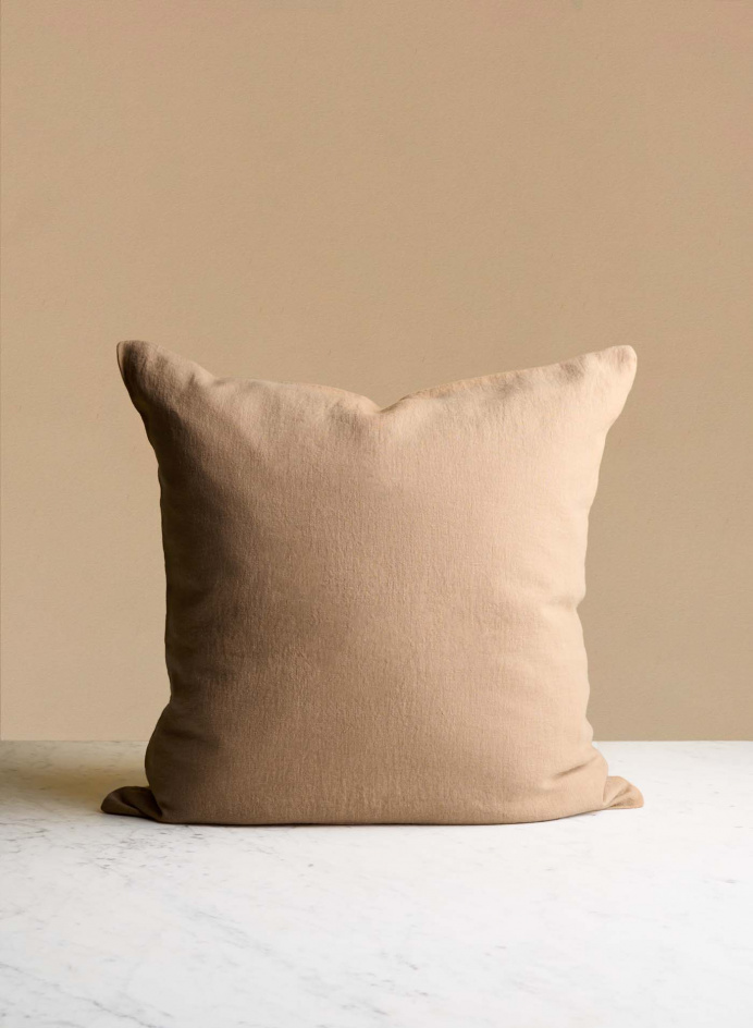 Linnekudde Camel i gruppen Detaljer / Textil / Prydnadskuddar hos Tambur Store AB (LNGBACC0365)