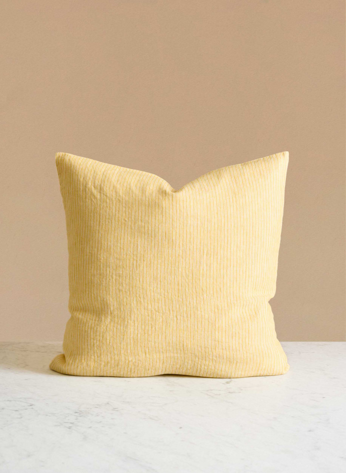 Linnekudde Yellow Stripe i gruppen Detaljer / Textil / Prydnadskuddar hos Tambur Store AB (LNGEPCC03170)